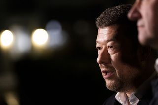 Komentář: Okamura zpívá častušky, Babiš si zakrývá uši. Důvod je jasný - Seznam Zprávy